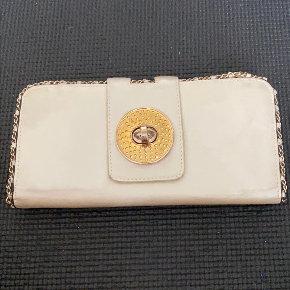 Buckle clutch